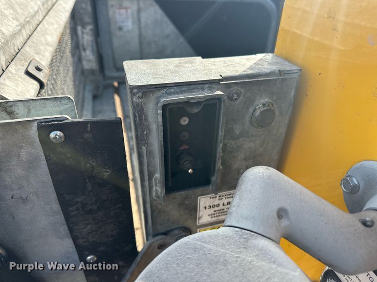 image for item ER4918 2016 Chevrolet Silverado 3500HD utility bed pickup truck