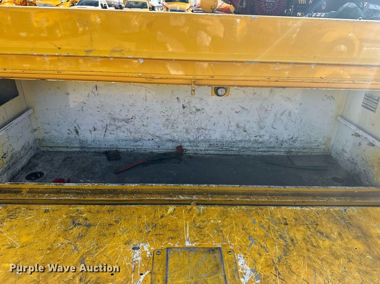 image for item ER4918 2016 Chevrolet Silverado 3500HD utility bed pickup truck