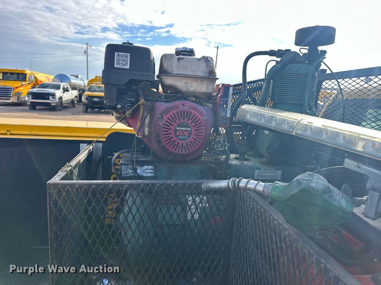 image for item ER4918 2016 Chevrolet Silverado 3500HD utility bed pickup truck