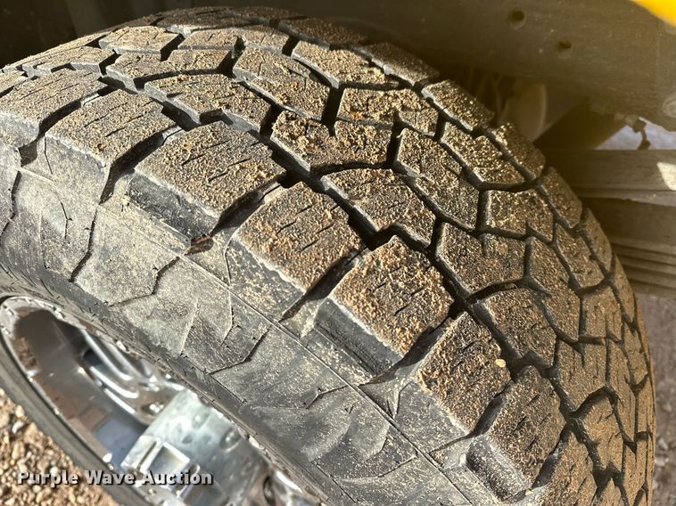 image for item ER4918 2016 Chevrolet Silverado 3500HD utility bed pickup truck