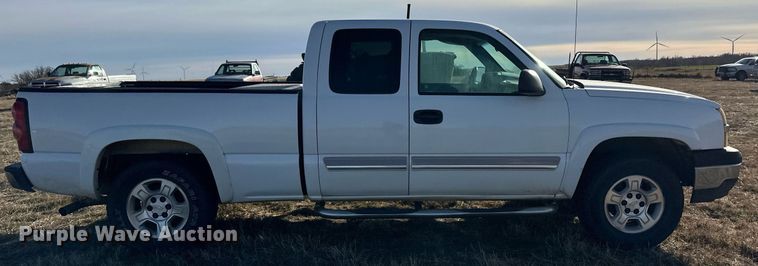 image for item ER8480 2005 Chevrolet Silverado 1500  Ext. Cab pickup truck
