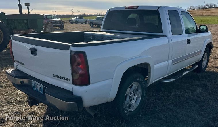 image for item ER8480 2005 Chevrolet Silverado 1500  Ext. Cab pickup truck