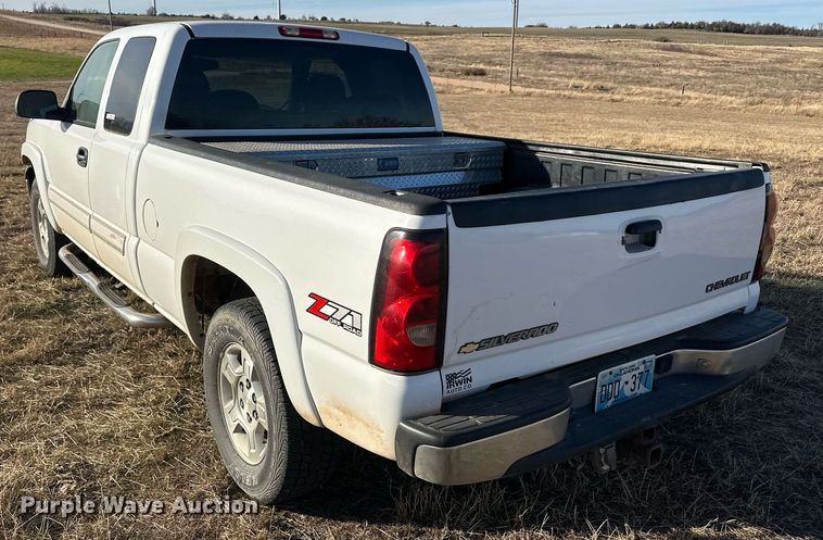 image for item ER8480 2005 Chevrolet Silverado 1500  Ext. Cab pickup truck