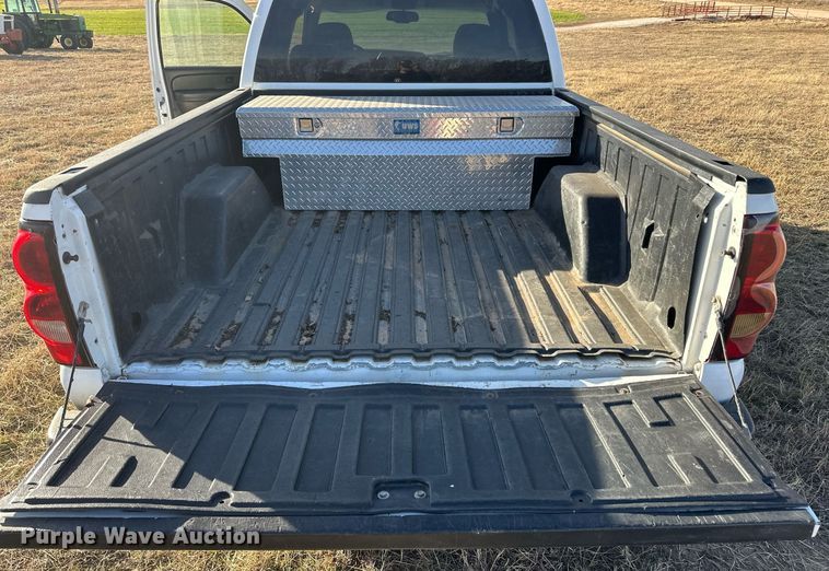 image for item ER8480 2005 Chevrolet Silverado 1500  Ext. Cab pickup truck