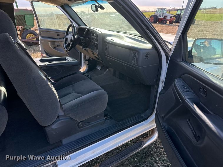 image for item ER8480 2005 Chevrolet Silverado 1500  Ext. Cab pickup truck