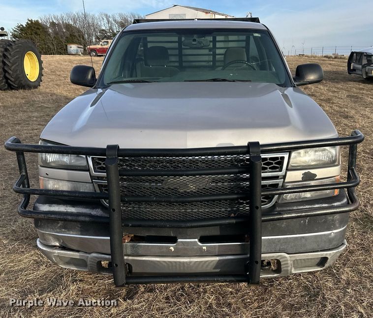 image for item ER8498 2005 Chevrolet Silverado 2500HD bale bed pickup truck