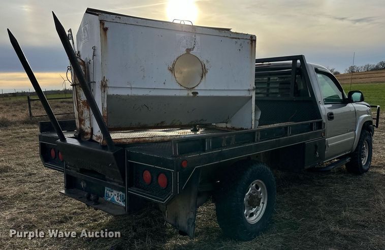 image for item ER8498 2005 Chevrolet Silverado 2500HD bale bed pickup truck