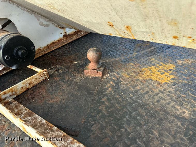 image for item ER8498 2005 Chevrolet Silverado 2500HD bale bed pickup truck