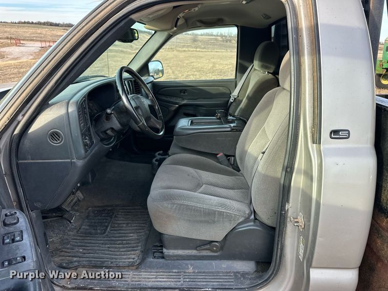 image for item ER8498 2005 Chevrolet Silverado 2500HD bale bed pickup truck