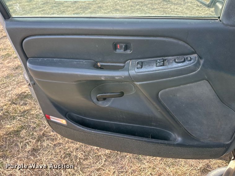 image for item ER8498 2005 Chevrolet Silverado 2500HD bale bed pickup truck