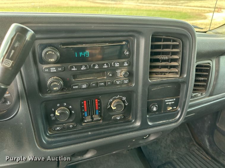 image for item ER8498 2005 Chevrolet Silverado 2500HD bale bed pickup truck