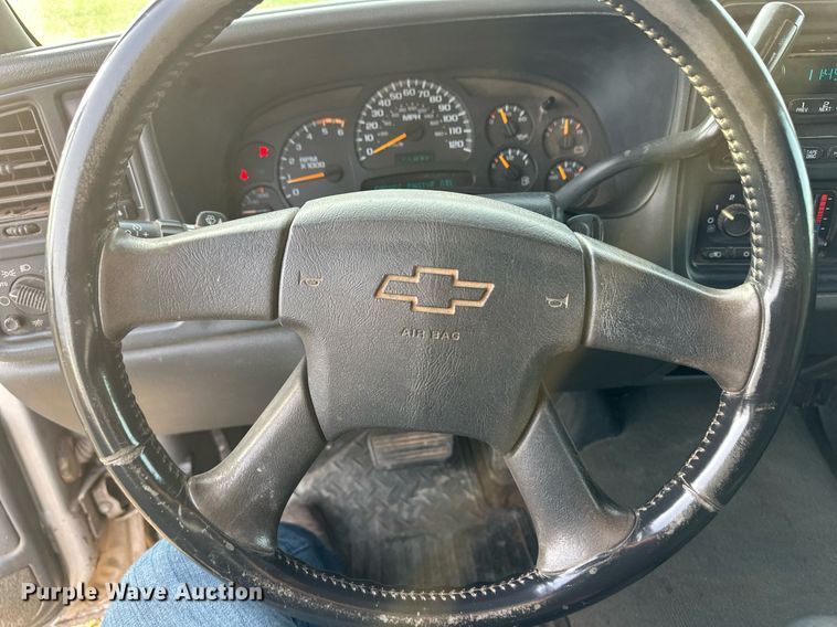 image for item ER8498 2005 Chevrolet Silverado 2500HD bale bed pickup truck