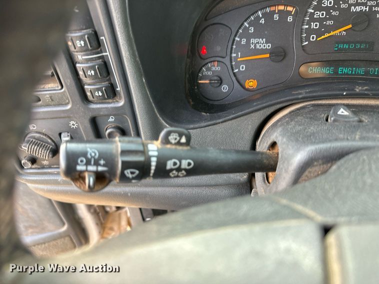 image for item ER8498 2005 Chevrolet Silverado 2500HD bale bed pickup truck