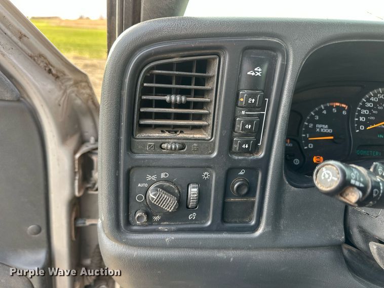 image for item ER8498 2005 Chevrolet Silverado 2500HD bale bed pickup truck