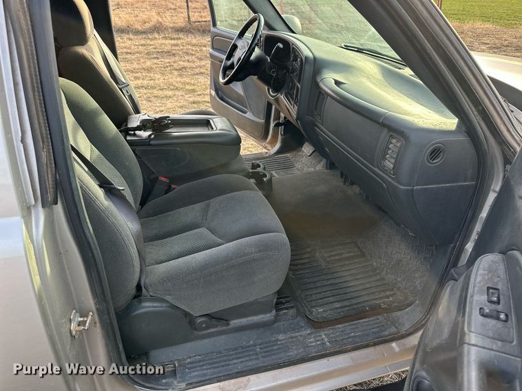 image for item ER8498 2005 Chevrolet Silverado 2500HD bale bed pickup truck