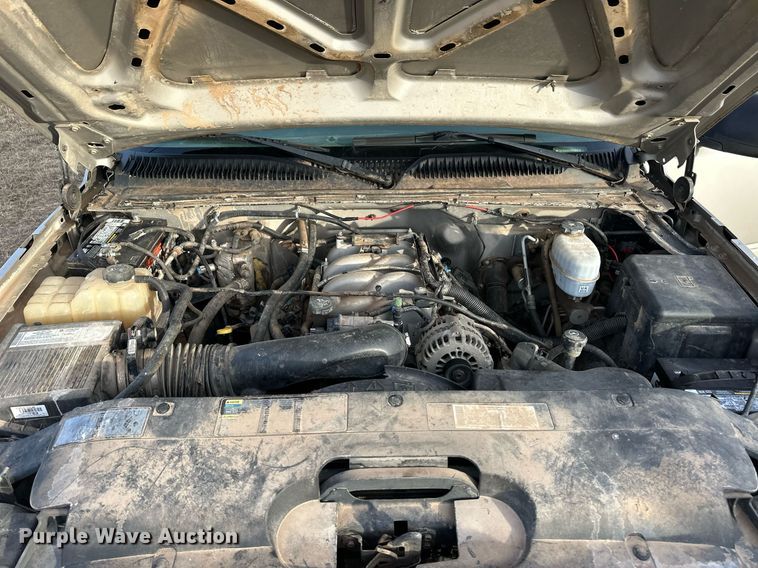 image for item ER8498 2005 Chevrolet Silverado 2500HD bale bed pickup truck