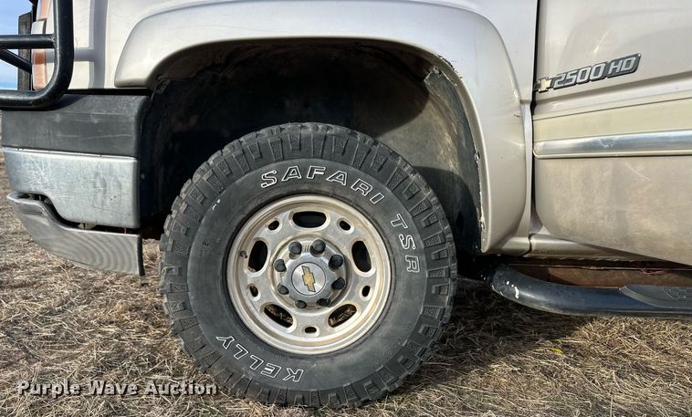 image for item ER8498 2005 Chevrolet Silverado 2500HD bale bed pickup truck