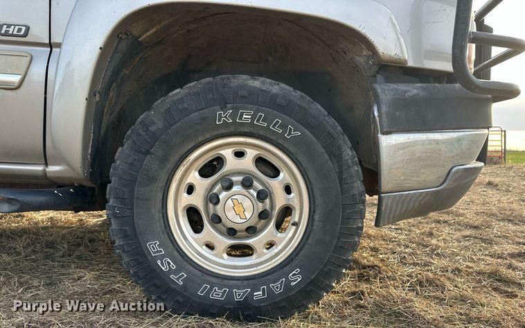 image for item ER8498 2005 Chevrolet Silverado 2500HD bale bed pickup truck