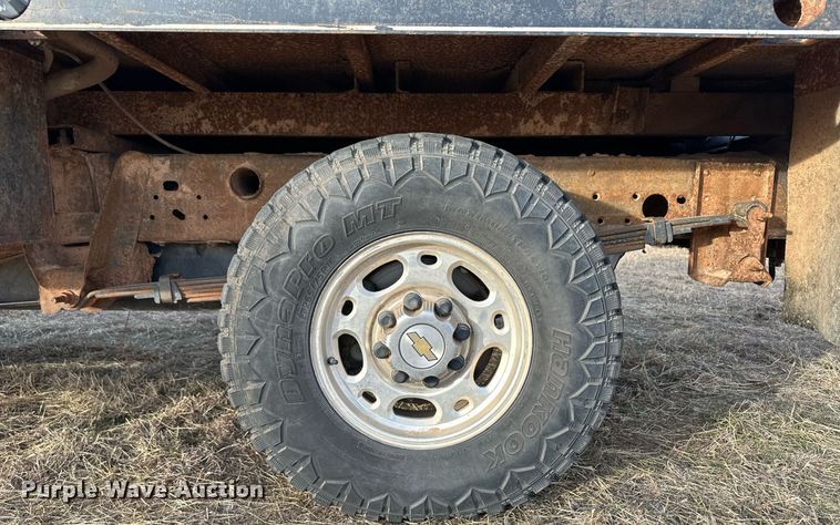 image for item ER8498 2005 Chevrolet Silverado 2500HD bale bed pickup truck