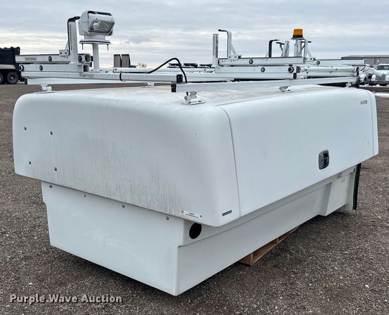 image for item LH9457 Maranda M-170 pickup truck topper