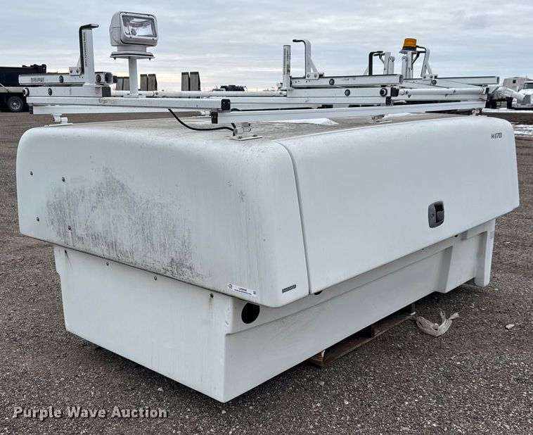 image for item LH9458 Maranda  M-170 pickup truck topper