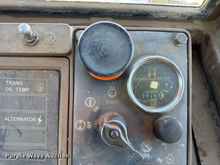 image for item DH9760 1986 Caterpillar 943 track loader