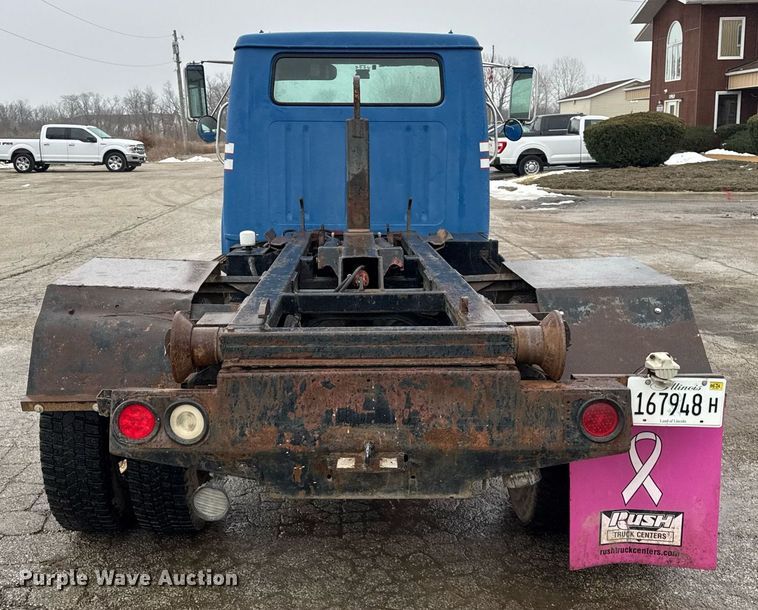 image for item DH9796 1995 International 4700 hook lift truck