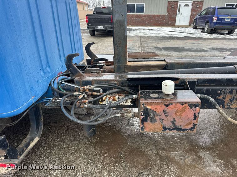 image for item DH9796 1995 International 4700 hook lift truck