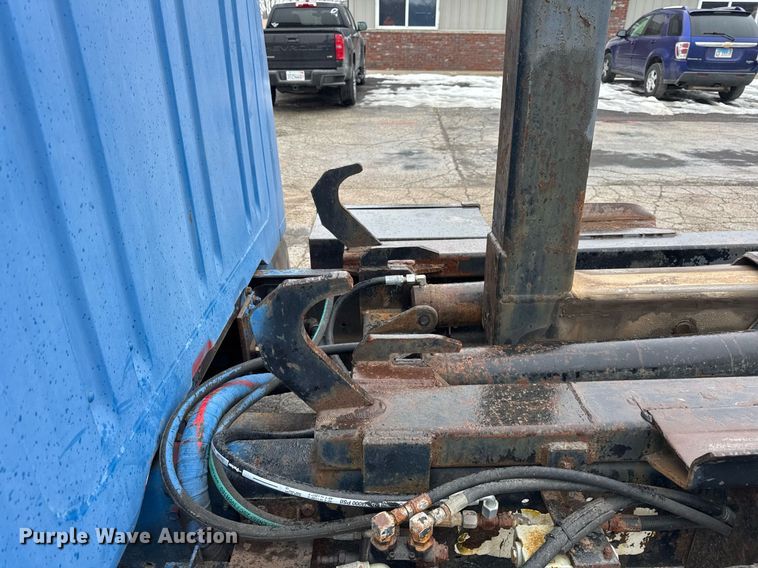 image for item DH9796 1995 International 4700 hook lift truck