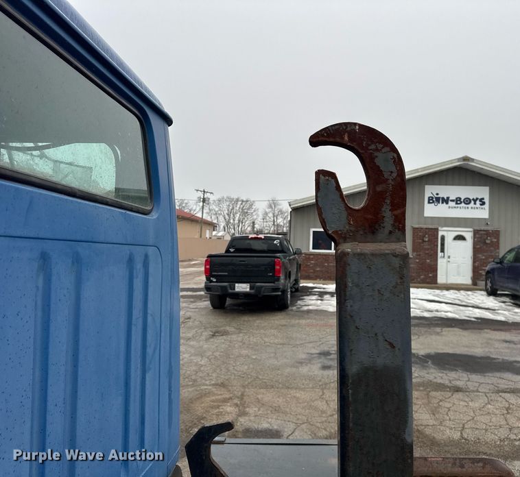 image for item DH9796 1995 International 4700 hook lift truck