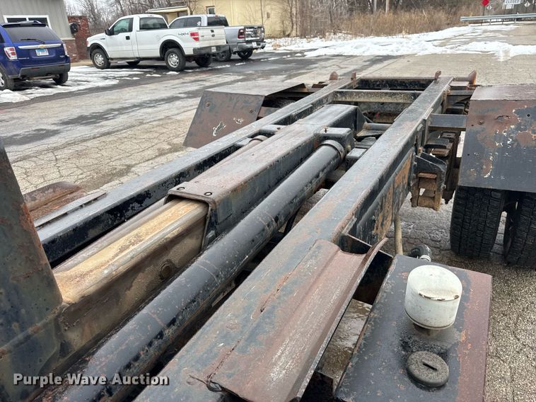 image for item DH9796 1995 International 4700 hook lift truck