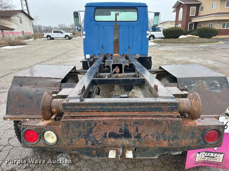 image for item DH9796 1995 International 4700 hook lift truck