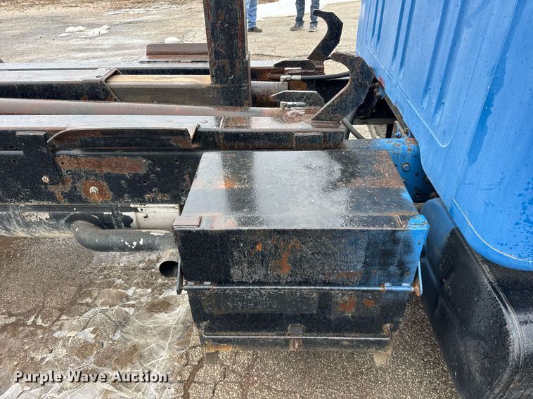 image for item DH9796 1995 International 4700 hook lift truck