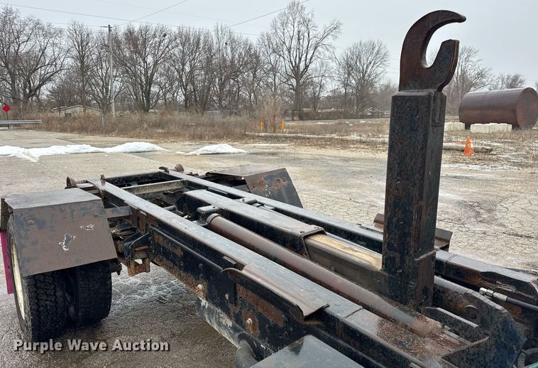 image for item DH9796 1995 International 4700 hook lift truck