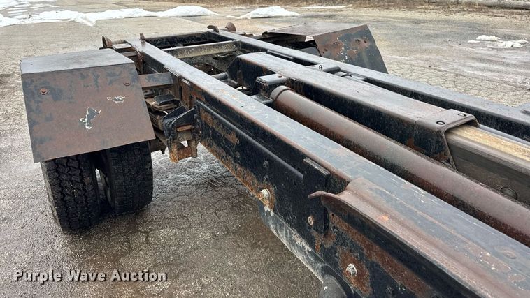 image for item DH9796 1995 International 4700 hook lift truck