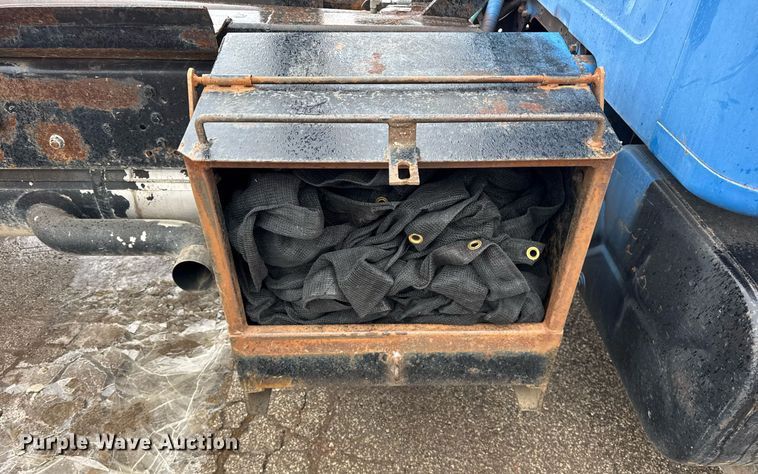 image for item DH9796 1995 International 4700 hook lift truck