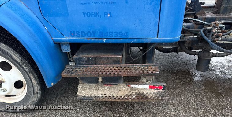 image for item DH9796 1995 International 4700 hook lift truck