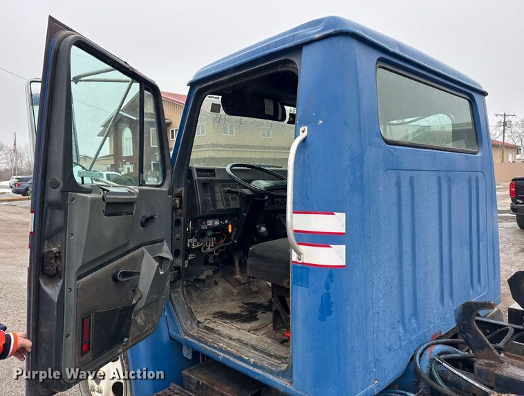 image for item DH9796 1995 International 4700 hook lift truck