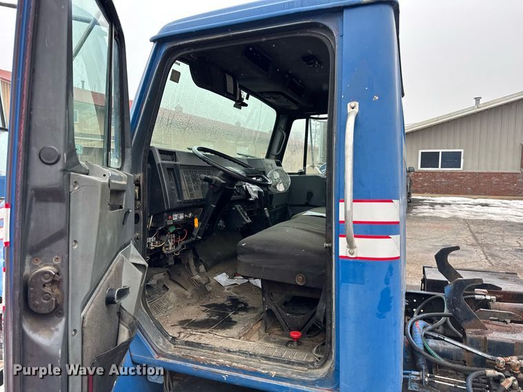 image for item DH9796 1995 International 4700 hook lift truck