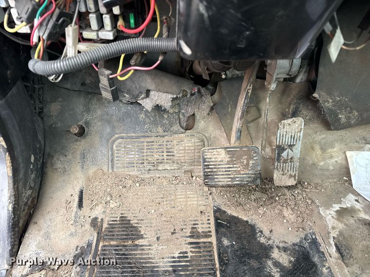 image for item DH9796 1995 International 4700 hook lift truck