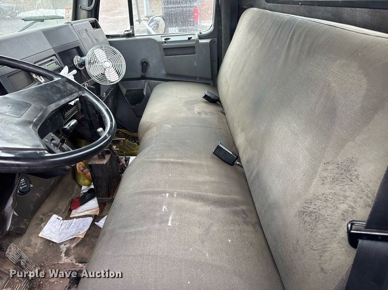 image for item DH9796 1995 International 4700 hook lift truck