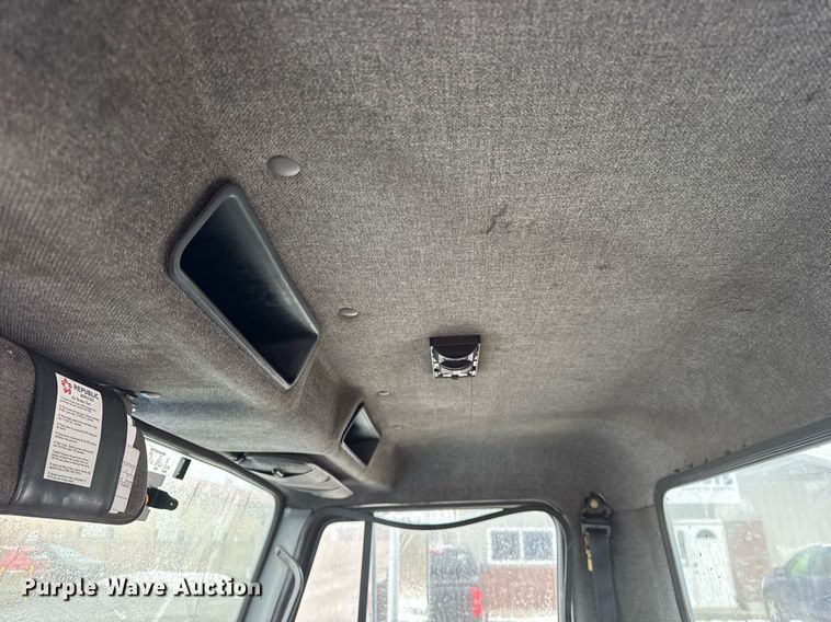 image for item DH9796 1995 International 4700 hook lift truck