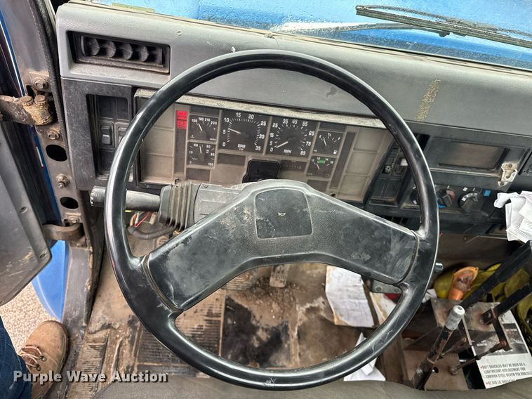 image for item DH9796 1995 International 4700 hook lift truck