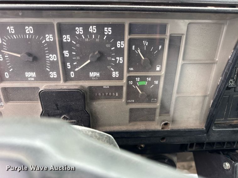 image for item DH9796 1995 International 4700 hook lift truck