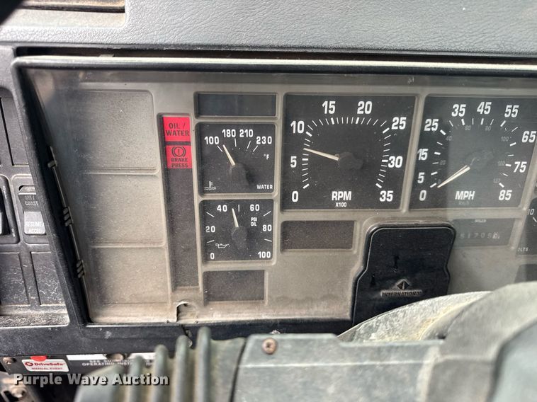 image for item DH9796 1995 International 4700 hook lift truck