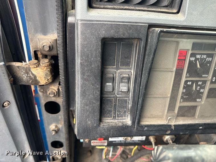 image for item DH9796 1995 International 4700 hook lift truck