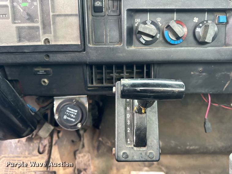 image for item DH9796 1995 International 4700 hook lift truck