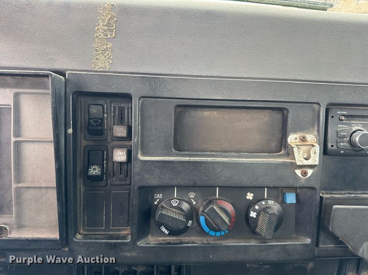 image for item DH9796 1995 International 4700 hook lift truck