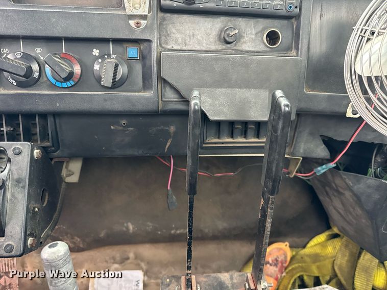 image for item DH9796 1995 International 4700 hook lift truck