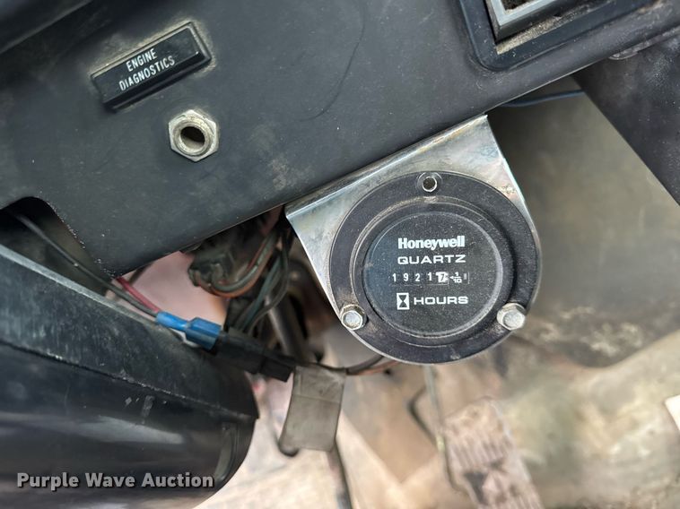 image for item DH9796 1995 International 4700 hook lift truck